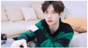 吃瓜娱乐爆料王一博,瓜田里的青春偶像，娱乐风暴中的璀璨星光